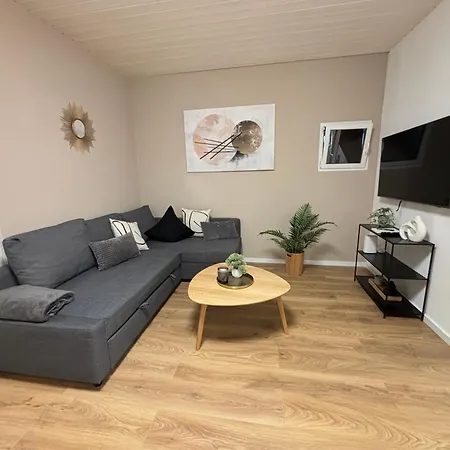 90qm - 5 - Parkplatz - Autobahn - Blauen *